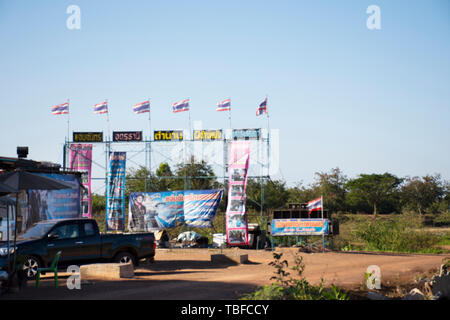 Outdoor Cinema Kino für thailändische Leute machen eine votive anbieten oder einlösen, ein Gelübde zu einem Gott in Wat Pa Kham Chanod am 17. Dezember 2018 in Udon Thani Stockfoto