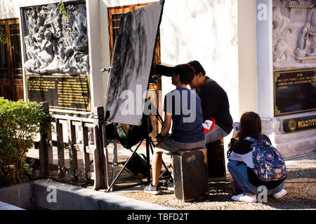 Film Studios und Filmcrew, die im Außenbereich der Garten an Thai-Chinese Kulturzentrum an Udonthani Stadt am 19. Dezember 2017 in Udon Thani Stockfoto
