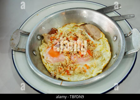 Essen eingestellt von Frühstück, gebratenes Ei mit toppings in einem lokalen Restaurant in Udonthani Stadt am Morgen Zeit in Udon Thani, Thailand Stockfoto