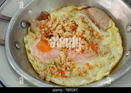 Essen eingestellt von Frühstück, gebratenes Ei mit toppings in einem lokalen Restaurant in Udonthani Stadt am Morgen Zeit in Udon Thani, Thailand Stockfoto