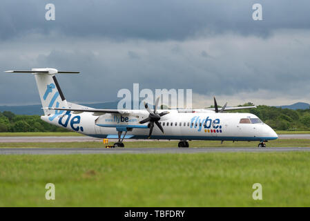 MANCHESTER UK, 30. MAI 2019: Flybe Bombardier Dash 8 Q400 Flug 454 von Jersey landet auf der Landebahn 23R in Manchaester Flughafen sein. Stockfoto