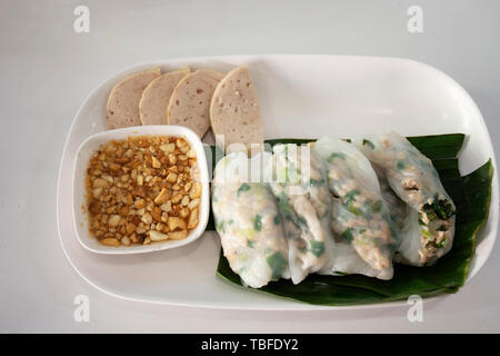 Essen eingestellt von Frühstück kow griep Pag mor oder Thai gedämpftem Reis - Haut Knödel Schweinefleisch Pakete mit Wurst aus Schweinefleisch und süßen Soße in einem lokalen Restaurant in Udon Stockfoto