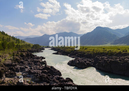 Türkis Katun. Strom im Altai mointain. Sommertag. Kann für Förderung, ad, Grußkarte, Einladung, Plakat, Artikel, Wallpaper, Stockfoto