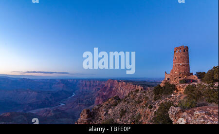 Die Deseret Ansicht hat immer eine beliebte Attraktion im Grand Canyon Osten landschaftlich reizvollen Gegend gewesen, und es wird gesagt, dass der Turm verwendet, um eine defensive Rolle sein, mit einem Blick auf die wicklung Haltung des Colorado River und endlosen Wüste Landschaftsformen. Um zu sehen, die die meisten offenen Szene, gibt es eine erweiterte große Stein in Richtung der Tasi, obwohl es auf dem Rand der Klippe ist, aber es ist es wert, um der Schönheit willen! Stockfoto