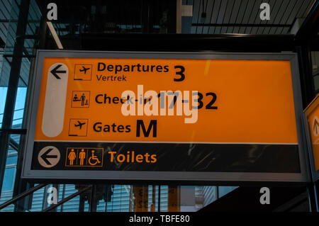 Reklametafeln Abfahrten und Einchecken und Tore am Flughafen Schiphol Niederlande 2019 Stockfoto