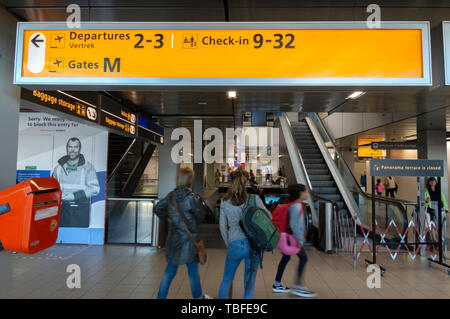 Reklametafeln Abfahrten und Einchecken und Tore am Flughafen Schiphol Niederlande 2019 Stockfoto