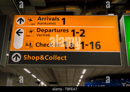 Reklametafeln Abfahrten und Einchecken und Tore am Flughafen Schiphol Niederlande 2019 Stockfoto