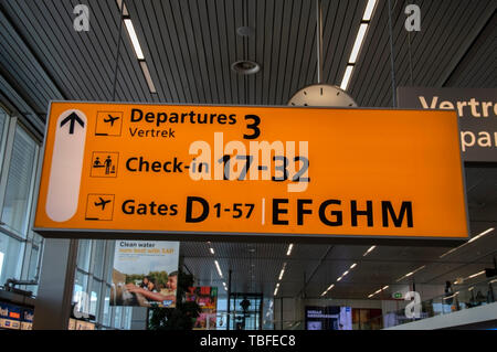 Reklametafeln Abfahrten und Einchecken am Flughafen Schiphol Niederlande 2019 Stockfoto