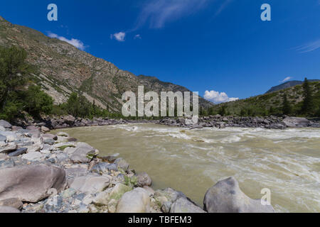 Schnelle aktuelle Der chuya Fluss in den Bergen Altai. Sommer. An der felsigen Küste. Stockfoto