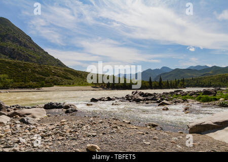 Schnelle aktuelle Der chuya Fluss in den Bergen Altai. Sommer. An der felsigen Küste. Stockfoto