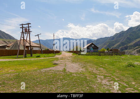 Ländliche Lodges im Altai Gebirge. Auto Straße. Sommer sonnigen Tag. Stockfoto