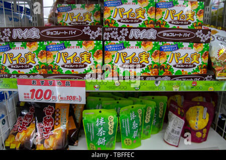 Verkauf von Cookies ein Lawson Supermarkt in Osaka Japan 2016 Stockfoto