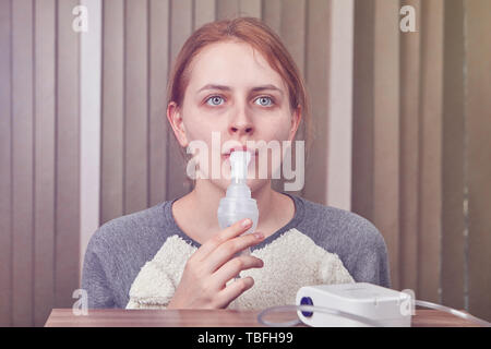 Junge Frau Asthma haben, ist sie brauchen inhalierte Medikamente die Krankheit und Asthmaanfälle behandeln zu steuern. In vielen Fällen, dosieraerosole sind die w Stockfoto