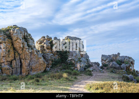 Die Hügel unter dem blauen Himmel Stockfoto