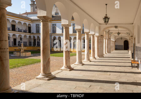 Kreuzgang collonade Marmorsäulen historischen Innenhof der Universität Evora, Evora, Alto Alentejo, Portugal, Südeuropa Stockfoto