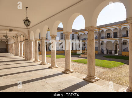 Kreuzgang collonade Marmorsäulen historischen Innenhof der Universität Evora, Evora, Alto Alentejo, Portugal, Südeuropa Stockfoto