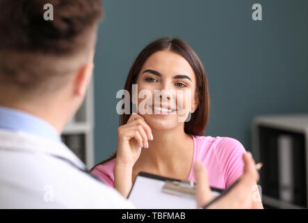 Junge Frau, Ernährungsberaterin bei der Gewichtsreduktion Klinik Stockfoto