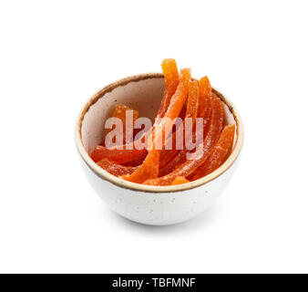 Lecker kandierten Orangenschalen auf weißem Hintergrund Stockfoto