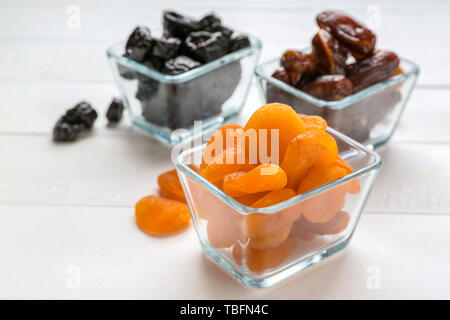 Schüssel leckere getrocknete Aprikosen auf einem weißen Tisch Stockfoto
