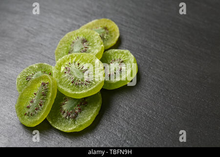 Leckere getrocknete Kiwi auf dunklem Hintergrund Stockfoto