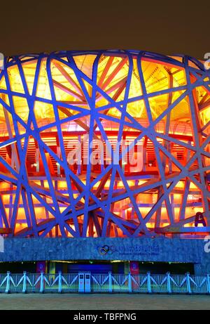 Peking, CHINA - 7 APR: Beijing National Stadium in der Nacht vom 7. April 2013 in Peking, China. Das Stadion wurde für die Olympische Sommerspiele 2008 und Paralympics gegründet. Stockfoto
