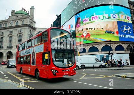 LONDON, UK - 27. September: Piccadilly Circus Street View bei 27. September 2013 in London, Vereinigtes Königreich. Im Jahre 1819 erbaut, ist es die groen Einkaufszentren, Unterhaltungsmöglichkeiten und wichtige Sehenswürdigkeiten in London. Stockfoto