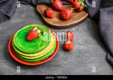 Mit leckeren grüne Pfannkuchen auf dunklem Hintergrund Platte Stockfoto