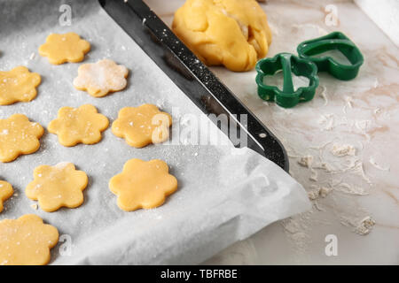 Backblech mit raw Cookies auf Licht Tabelle Stockfoto