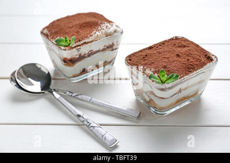 Lecker tiramisu auf weissem Holztisch Stockfoto