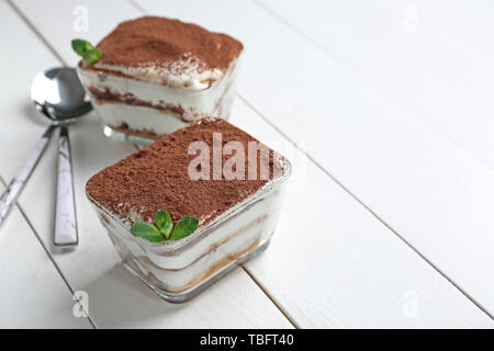 Lecker tiramisu auf weissem Holztisch Stockfoto
