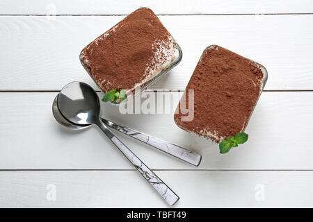 Lecker tiramisu auf weissem Holztisch Stockfoto