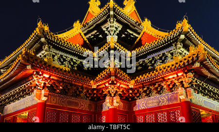 Die Verbotene Stadt Ecke Turm fotografiert auf der Nacht des Shangyuan Nacht der Verbotenen Stadt, das ist der nordöstlichen Ecke Tower, 9 Balken und 18 Spalten, 72 Grate, die Ecke Turm Liang Fang dekoriert ist mit Dragon brocade Fang herzen Tinte Linie große Gold rotary Farbe Malerei, drei und sechs Diamanten partition Türen und Schweller Windows extrem exquisite sind. Es zeigt die königliche Atmosphäre überall, erscheint mehr Wunderschöne in das Licht und die Atmosphäre Stockfoto