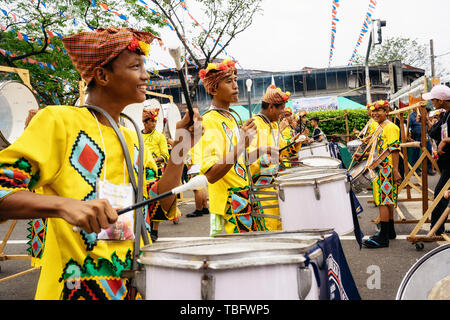 Cebu City, Philippinen - Januar 20, 2019: Straße Tänzer in leuchtend bunte Kostüme beteiligen sich an der Parade am Sinulog Fest. Stockfoto