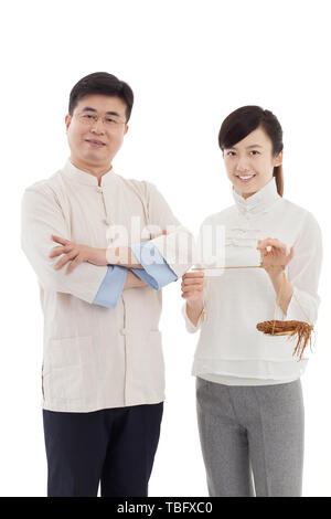 Apotheker wiegen Kräuter Stockfoto