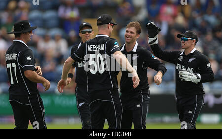 Die neuseeländischen Spieler feiern, nachdem sie das Wicket von Jeevan Mendis aus Sri Lanka während des ICC-Cricket-Weltcup-Gruppenspieles im Cardiff Wales Stadium gewonnen haben. Stockfoto