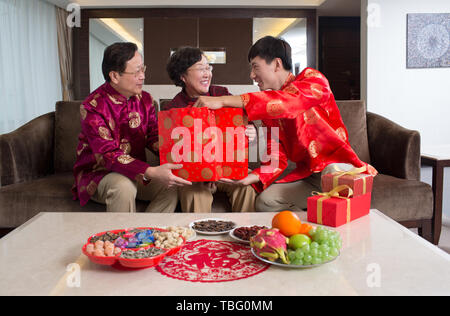 Die Familie nimmt das Chinesische Neue Jahr. Stockfoto