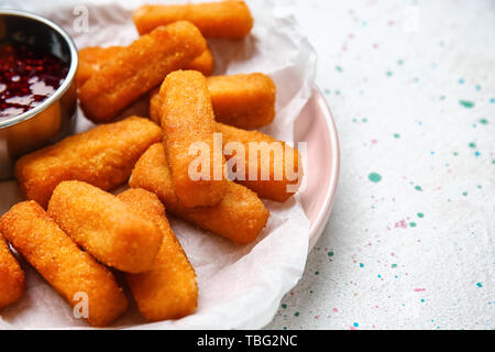 Lecker mozzarella Sticks mit Marmelade auf weißen Tisch Stockfoto