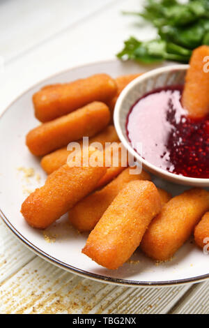 Mit leckeren Mozzarella Sticks und Marmelade auf weißen Tischplatte Stockfoto