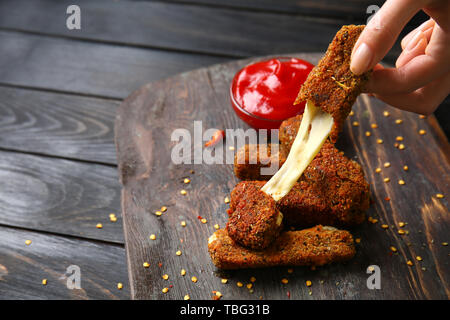 Frau essen lecker Mozzarella sticks Stockfoto