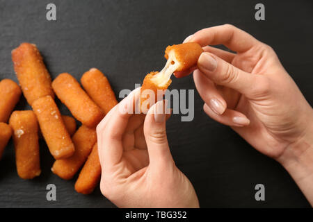 Frau essen lecker Mozzarella Sticks, Nahaufnahme Stockfoto