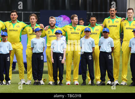 Australiens David Warner und Steve Smith (Mitte) steht Seite an Seite als Team steht für Ihre Nationalhymne vor dem Start des Spiels während der ICC Cricket World Cup group Phase Match in Bristol County. Stockfoto