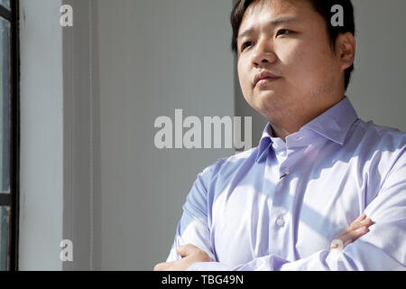 Eine white-collar-Mann im Büro. Stockfoto