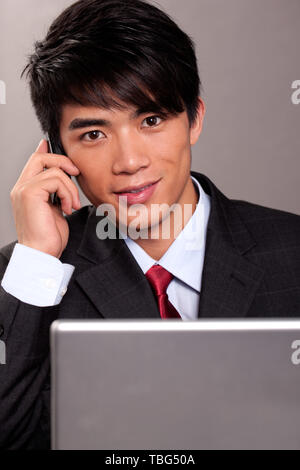 Ein männlicher Angestellter und einen Laptop. Stockfoto