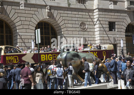 Stier die berühmte 'Wall Street' ist eine beliebte Touristenattraktion mit am unteren Broadway in New York City fotografiert zu werden. Stockfoto