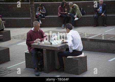 Mittag Schachspiel im Zuccotti Park im Financial District in Downtown Manhattan. Stockfoto