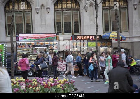 Arbeitnehmer und Touristen am Mittag im Zuccotti Park im Financial District in Manhattan an einem Frühlingstag. Stockfoto