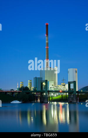 Eine Kohlegrube und ein Kohlekraftwerk in der Nacht. Industrie in Duisburg-Walsum. Stockfoto