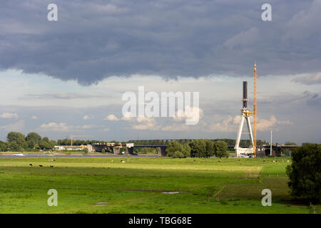 Baustelle der neuen Brücke über den Rhein in Wesel, Deutschland. Im Hintergrund sehen Sie die alte Brücke, die für die vorübergehende pur gebaut wurde Stockfoto