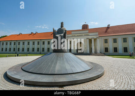 Vilnius, Litauen. Mai 2019. Das Denkmal für König Mindaugas vor dem Nationalmuseum von Litauen Gebäude Stockfoto