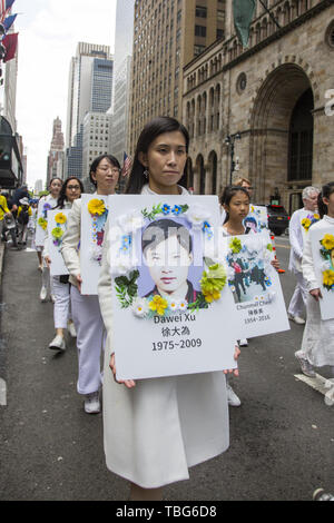 Internationalen Mitglieder von Falun Dafa März von den Vereinten Nationen zum chinesischen Konsulat in NEW YORK fordern das Ende der Verfolgung ihrer Mitglieder in China. Falun Dafa, auch Falun Gong Standard Mandarin Chinesisch: [fàlwə̌n tâfà]; wörtlich: 'Dharma Rad Praxis' oder 'Gesetz Rad Praxis") ist eine chinesische religiöse spirituelle Praxis, dass Meditation und Qigong Übungen kombiniert mit einer moralischen Philosophie zentriert auf die Grundsätze von Wahrhaftigkeit, Barmherzigkeit, und Nachsicht (Chinesisch: 真、、 善 忍). Die Praxis unterstreicht die Moral und die Kultivierung der Tugend, und identifiziert als Qigong der buddhistischen schoo Stockfoto